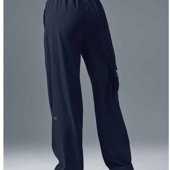 Alo Yoga Megastar Cargo Pant - limited edition - Navy.   XS - Picture 4 of 7